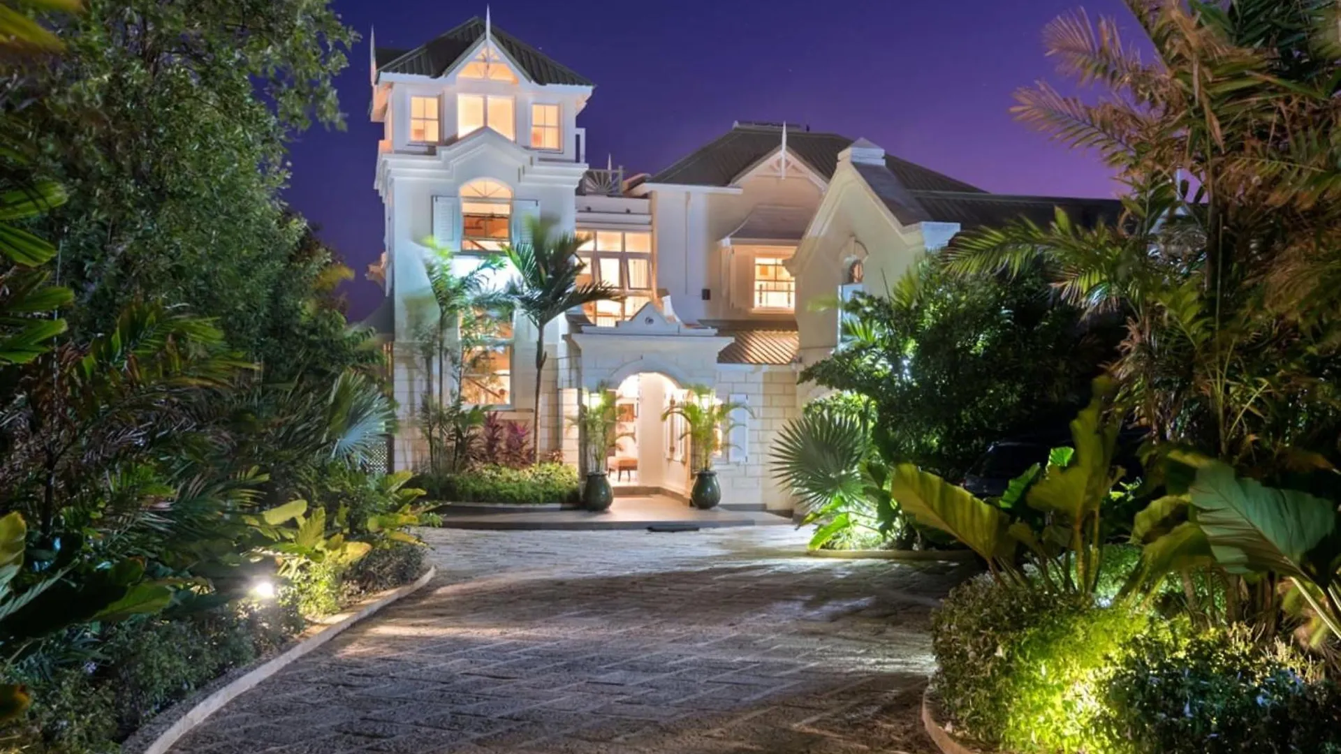 Hectors House Blue Sky Luxury location